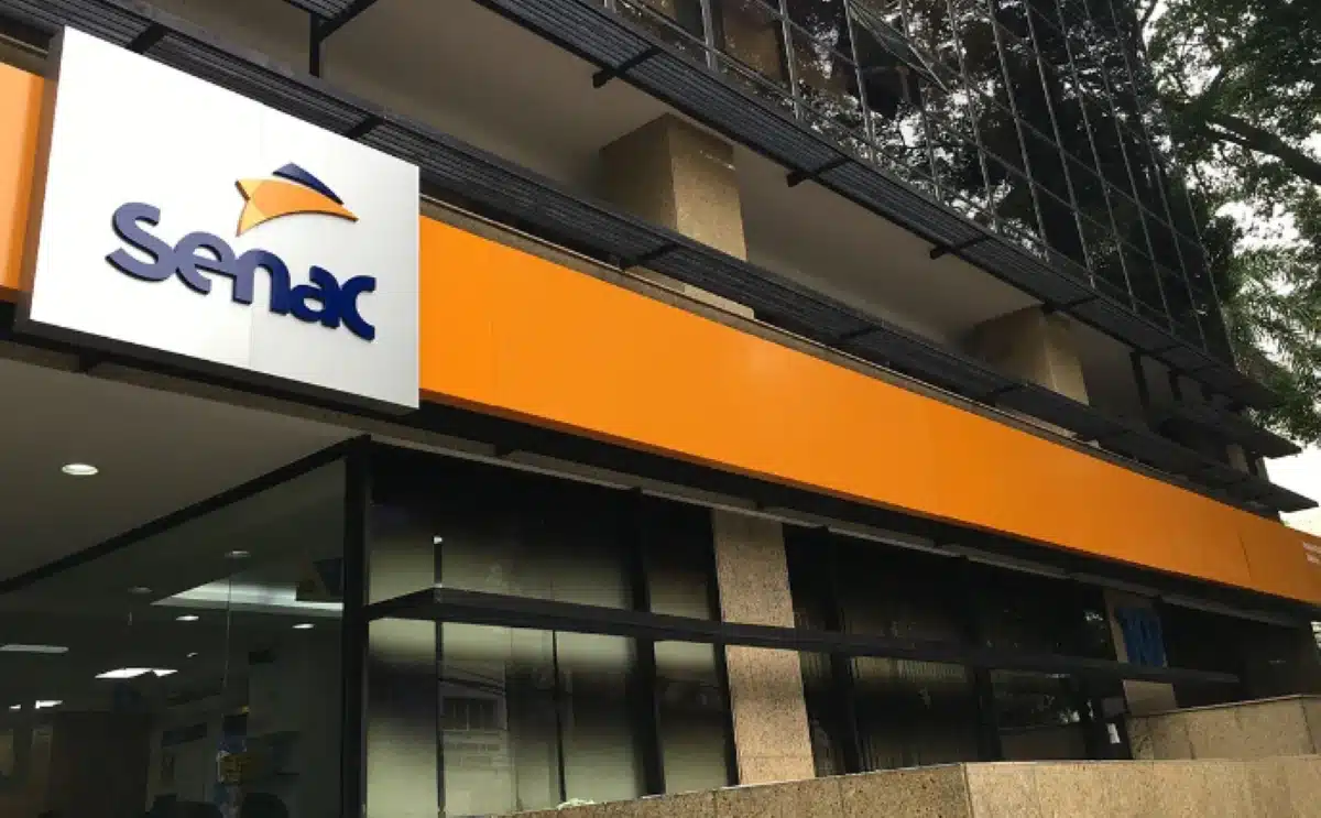 Fachada do prédio do SENAC com destaque para a placa institucional.