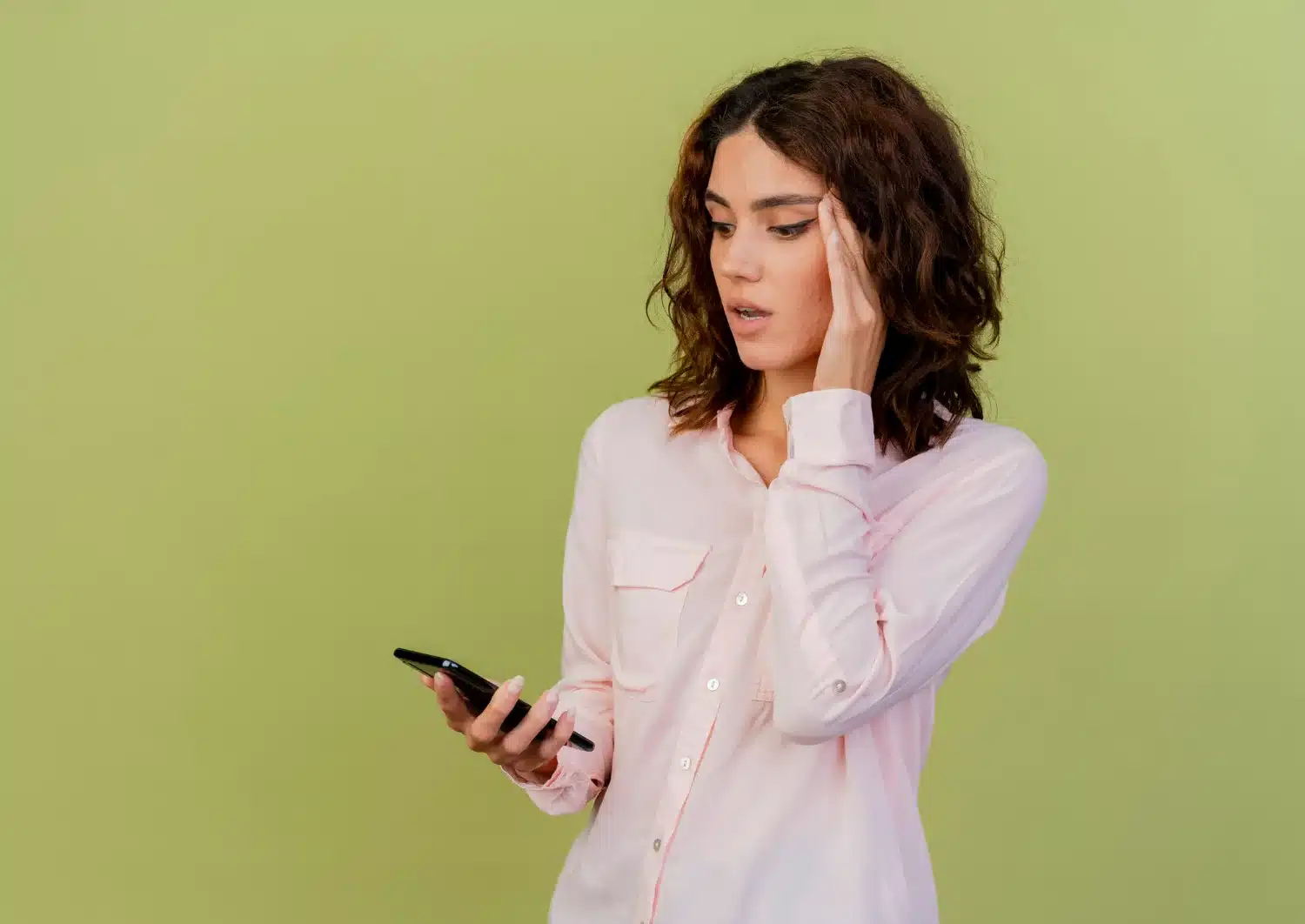 Usuária checando versão do sistema operacional no celular. Mulher com expressão confusa segurando smartphone enquanto verifica informações.