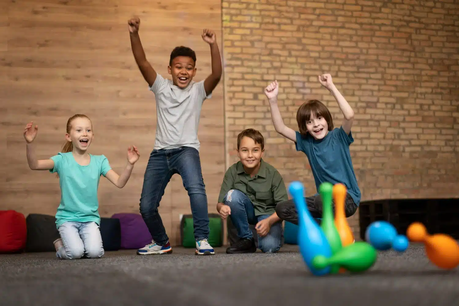 Crianças em atividade de interação social e brincadeiras. Crianças se divertindo em um jogo, celebrando a interação social em ambiente de aprendizado.
