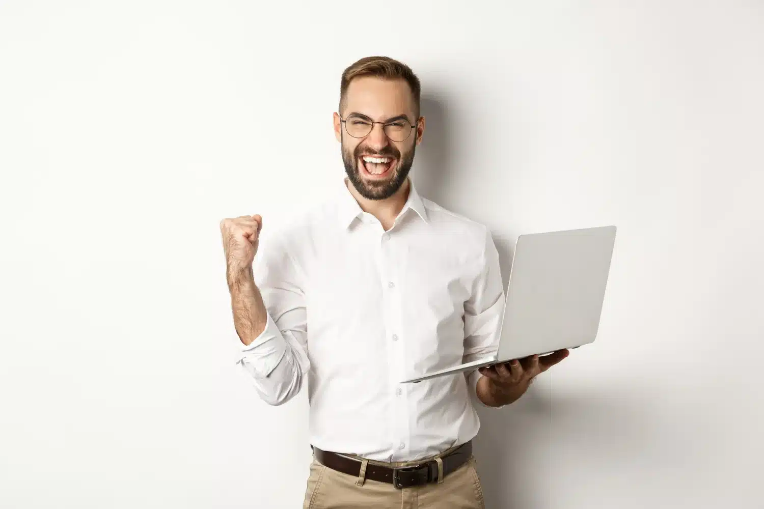 Homem comemorando com laptop, simbolizando o sucesso na carreira de inteligência artificial.