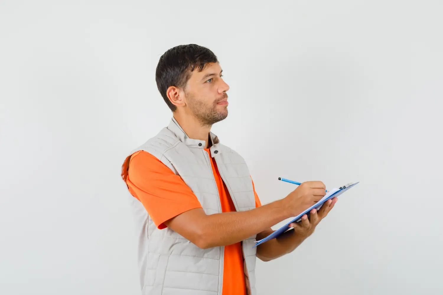 Reflexão sobre a escolha do curso técnico ideal. Profissional em uniforme técnico, fazendo anotações enquanto reflete sobre a escolha de um curso técnico.