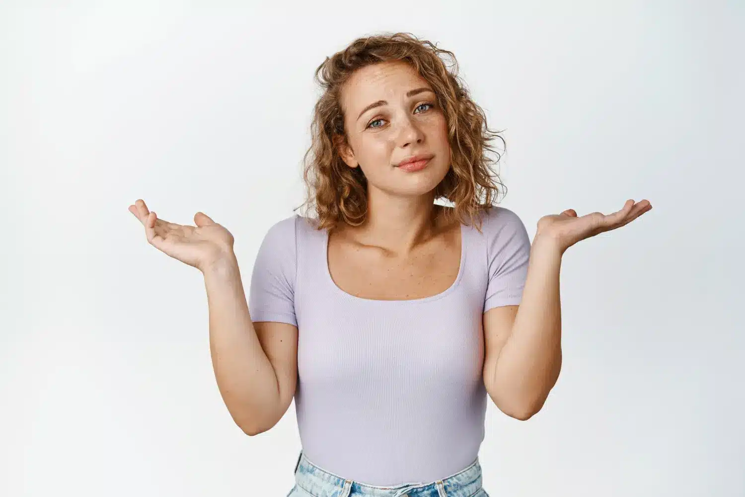 Afinal, é 'a distância' ou 'à distância'? Mulher com camiseta lilás, levantando as mãos em sinal de dúvida, refletindo sobre o uso correto das expressões 'a distância' e 'à distância'.