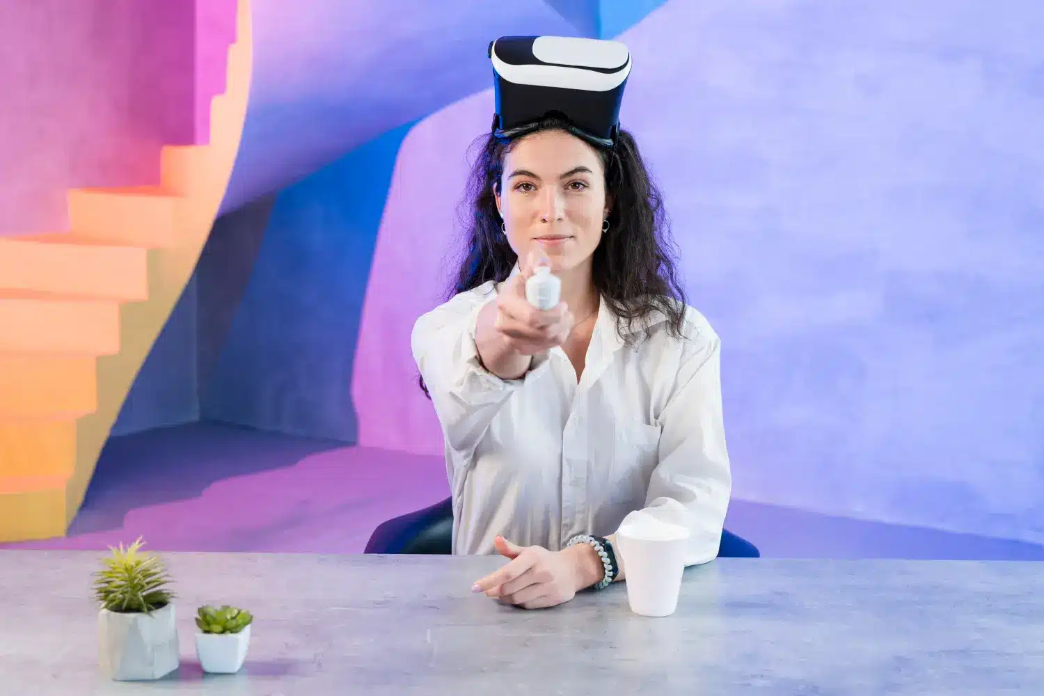 Profissional interagindo com realidade virtual em um ambiente moderno e colorido.