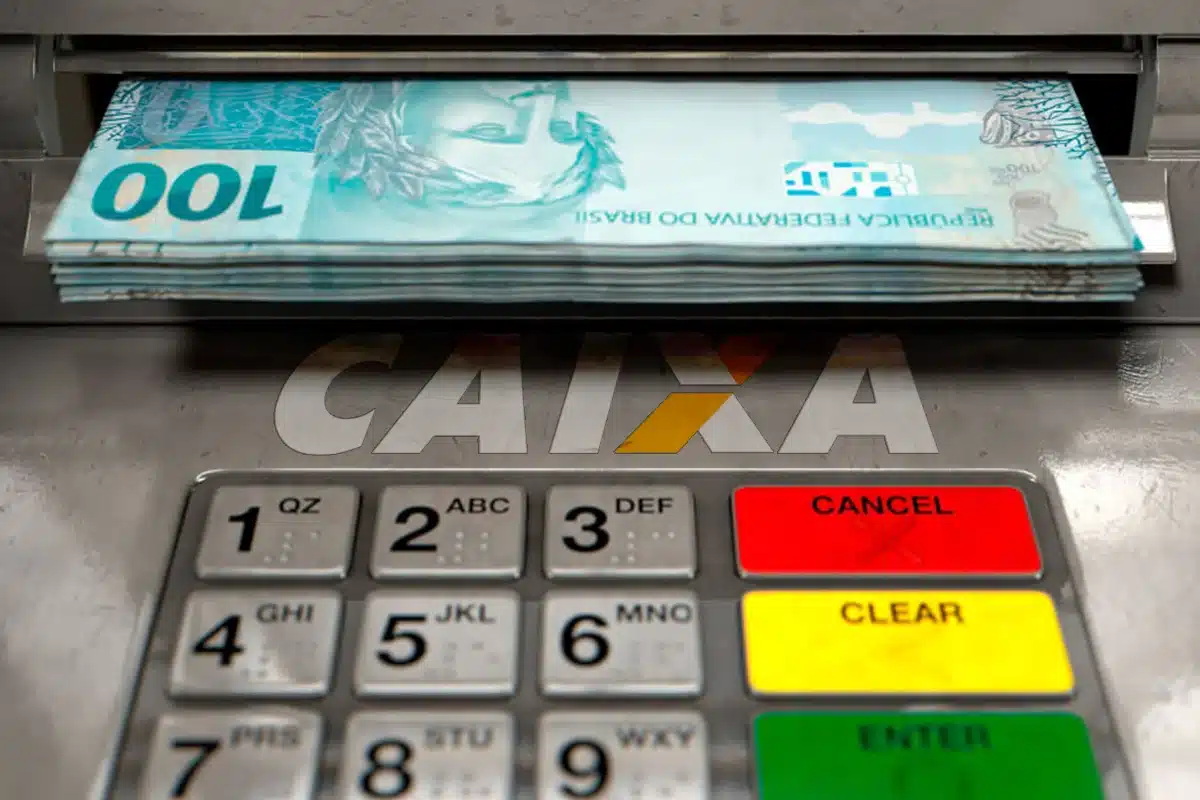 Notas de R$ 100 sendo retiradas de um caixa eletrônico da CAIXA.