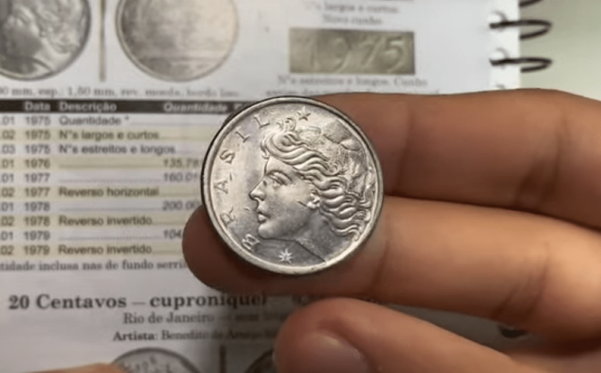 Moeda de 50 centavos de Cruzeiro de 1975, mostrando o rosto de uma mulher e detalhes do valor e ano