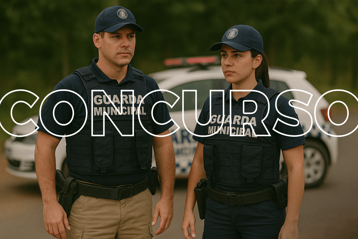 Dois guardas municipais, um homem e uma mulher, em uniforme com coletes à prova de balas, em posição de atenção.