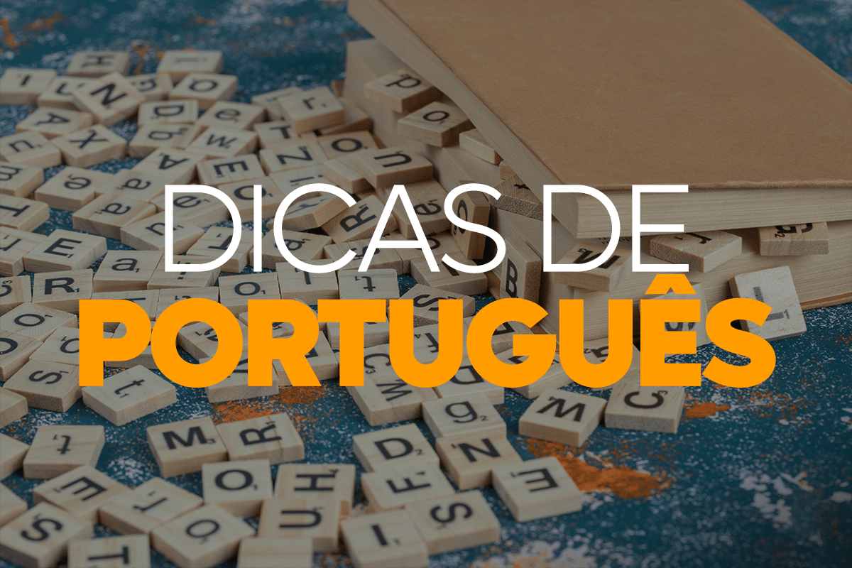 Peças de Scrabble espalhadas sobre a mesa, com palavras visíveis