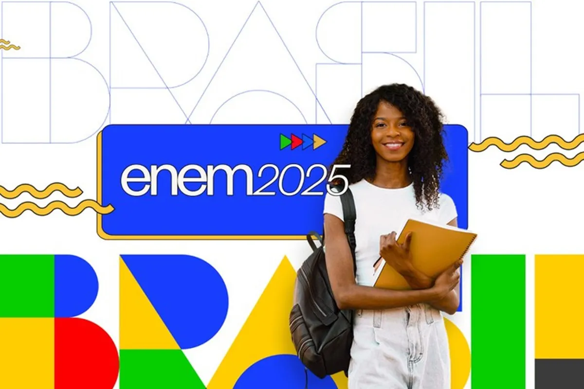 Jovem com mochila segurando caderno, com logo do Enem 2025 visível.