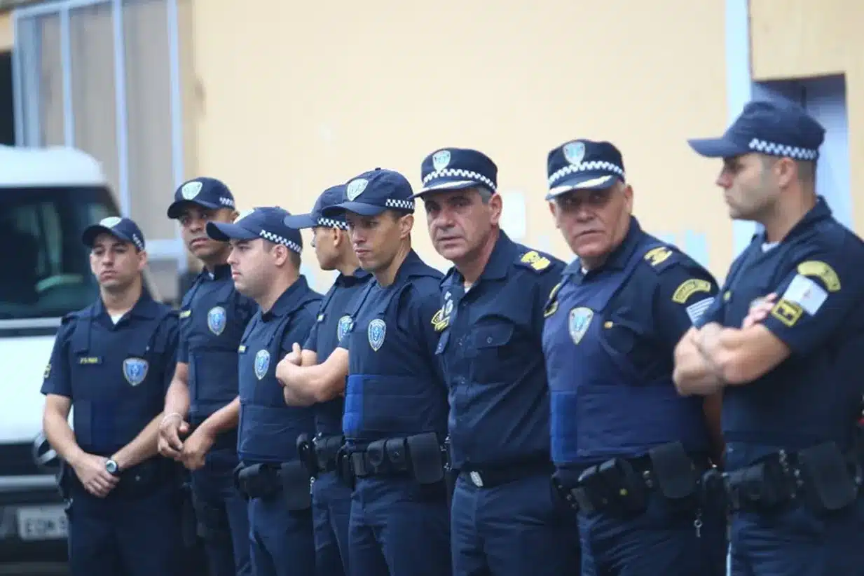 Guardas Municipais alinhados durante uma cerimônia de apresentação.