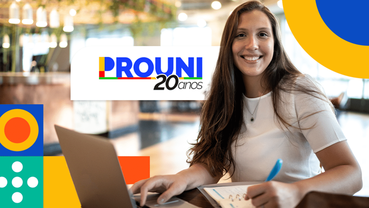 Estudante com laptop, aproveitando os benefícios do Prouni