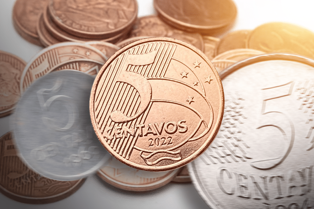Imagem de moedas de 5 centavos, incluindo uma de 2022, com destaque para o erro de cunhagem que pode torná-la valiosa.