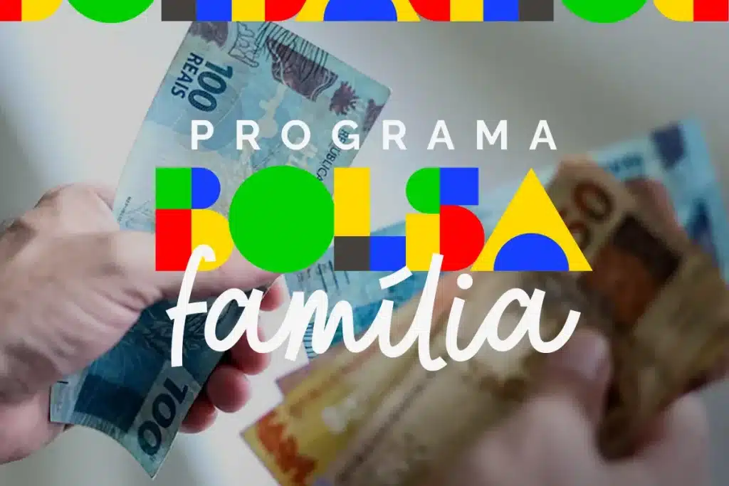 Entrega dos benefícios adicionais do Bolsa Família com dinheiro em mãos. Imagem ilustrativa do programa Bolsa Família com cédulas de real nas mãos.