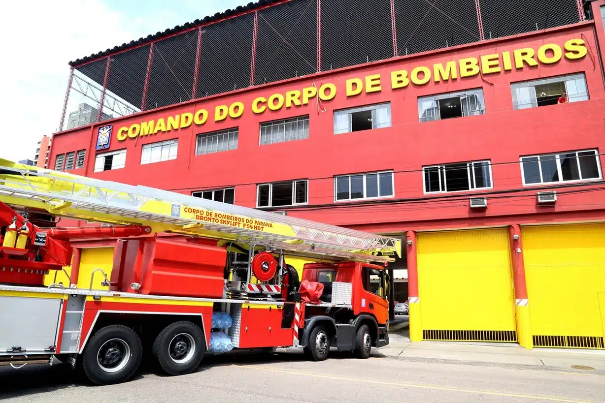 Imagem do Comando do Corpo de Bombeiros do Paraná, com um caminhão de bombeiros em frente ao prédio.