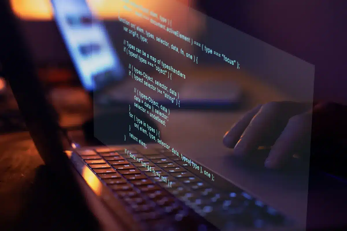 Código e programação em ambiente noturno. Código de programação exibido na tela de um notebook durante o desenvolvimento noturno.