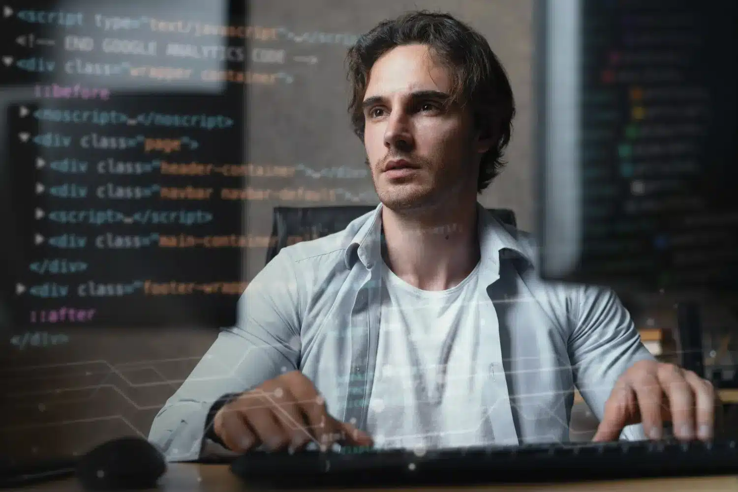 Engenheiro de cibersegurança: protegido contra ameaças digitais Engenheiro de cibersegurança trabalhando em um computador com código, focado em proteger informações digitais.