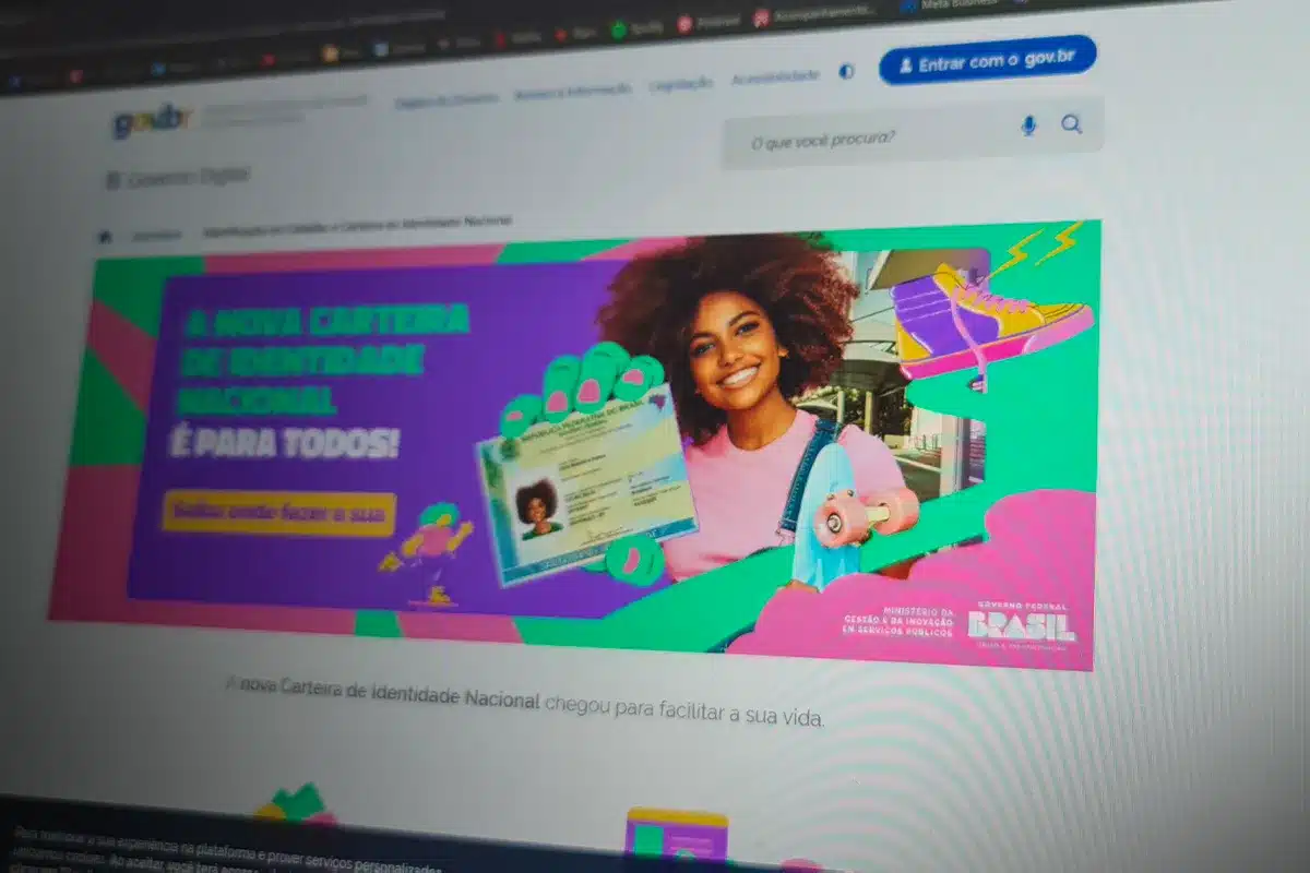 Mulher sorrindo segurando o Novo RG com fundo colorido e elementos gráficos chamativos.