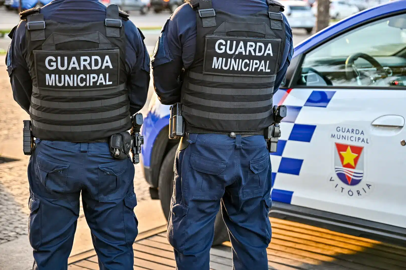 Concurso Guarda Municipal Guardas Municipais em ação em Vitória, com fardamento completo e veículo oficial.