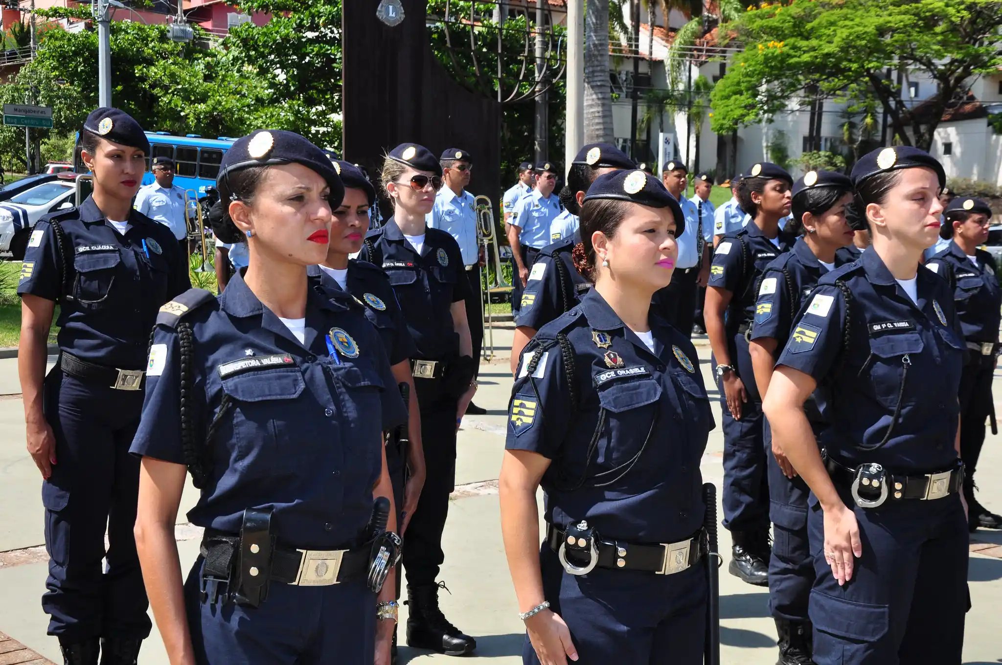 Mulheres na Guarda Municipal durante cerimônia de formação, destacando o aumento da presença feminina na corporação.