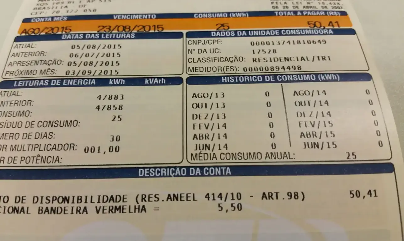Fatura de conta de energia elétrica com detalhamento de consumo e bandeira vermelha.