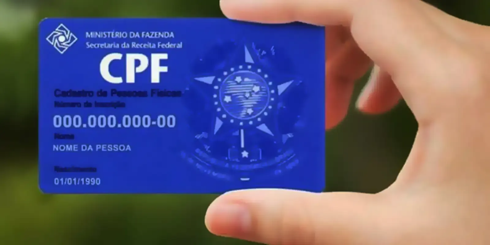 Cartão de CPF com fundo desfocado. Cartão do CPF sendo segurado por uma mão, ilustrando a importância da regularização do CPF.
