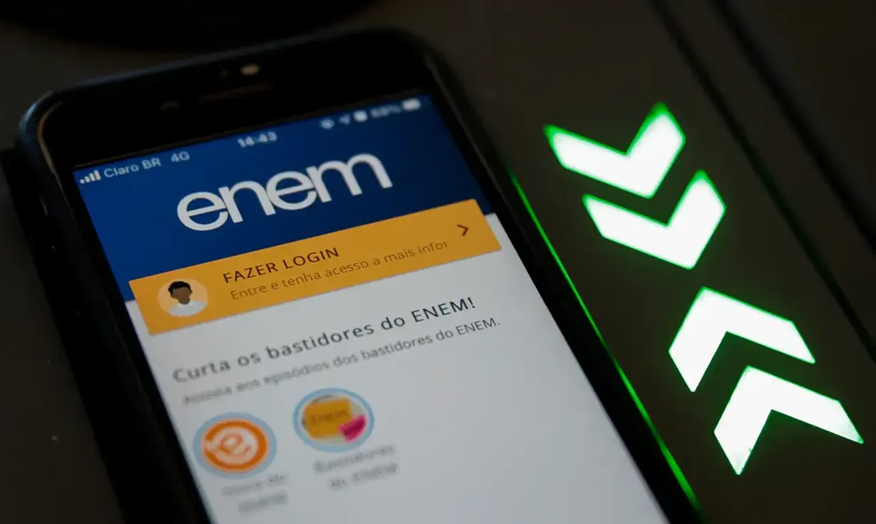 Tela de login do Enem exibida em smartphone com destaque para botão de acesso.