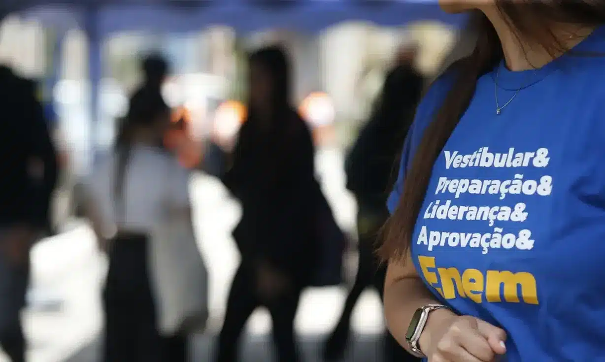Candidata com camiseta do Enem, destacando a preparação e aprovação para vestibulares.