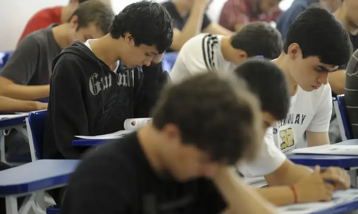 Estudantes concentrados durante prova do Enem 2025 em sala de aula.