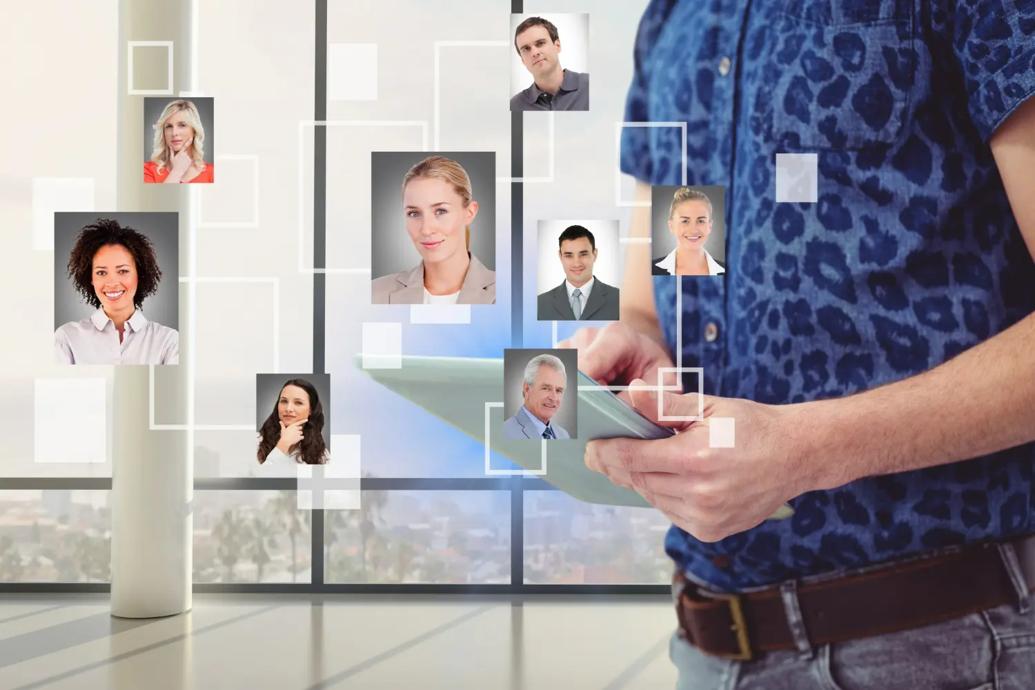 Gestor de comunidades digitais utilizando tecnologia para engajamento online. Gestor de comunidades digitais interage com uma tela, representando a conexão entre marcas e audiências online.