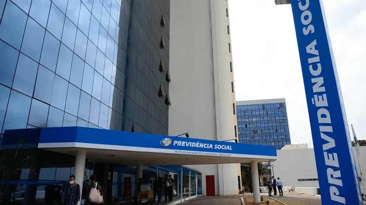 Fachada da sede do INSS com o letreiro Previdência Social