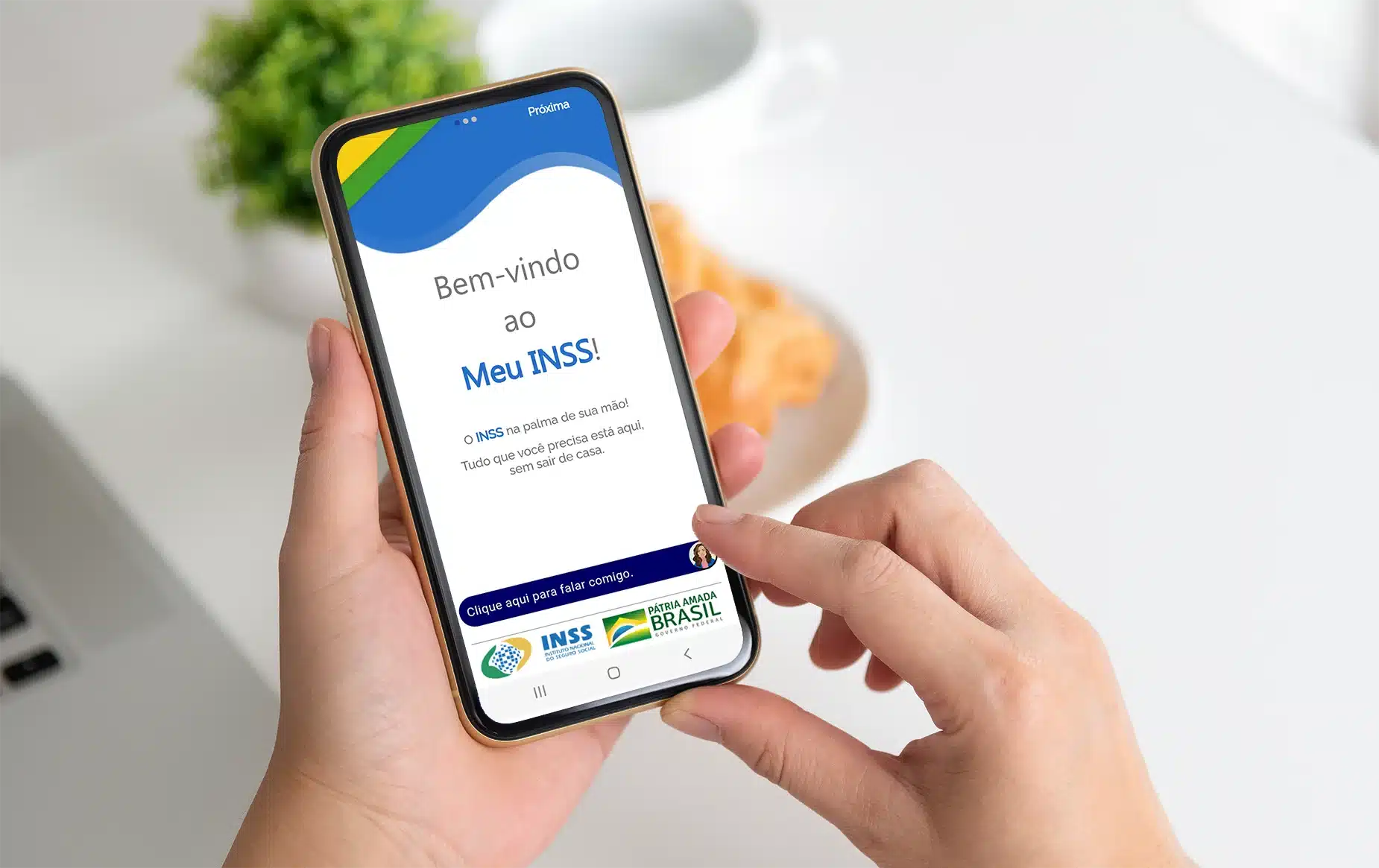 Acesso ao Meu INSS pelo smartphone Pessoa acessando o portal Meu INSS em um smartphone, facilitando o agendamento de serviços do INSS.