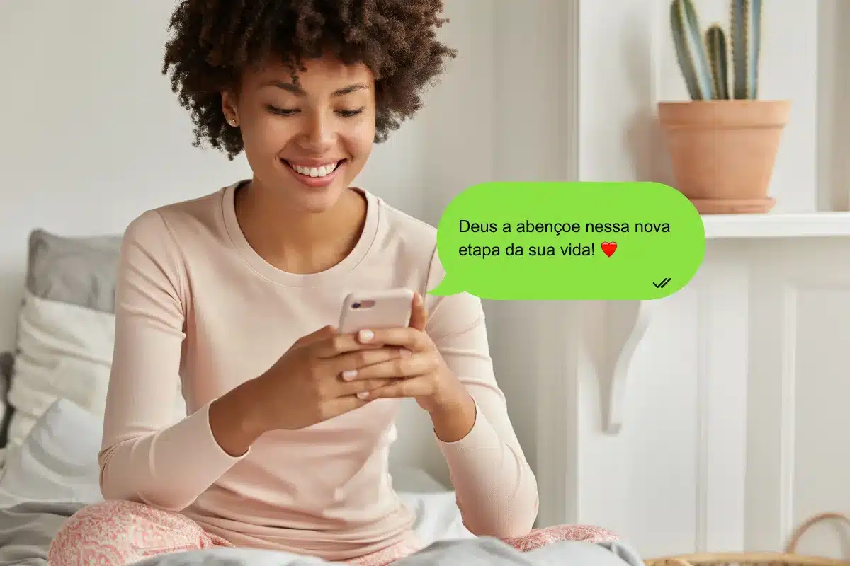 Mensagem de bênção na nova etapa da vida Mulher sorrindo enquanto usa o celular, com uma mensagem de texto no fundo dizendo 'Deus a abençoe nessa nova etapa da sua vida!