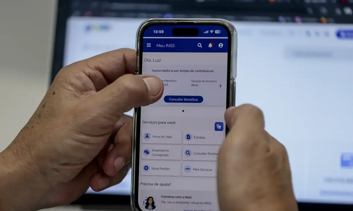 Tela de atendimento no Meu INSS, mostrando o uso do aplicativo no celular.