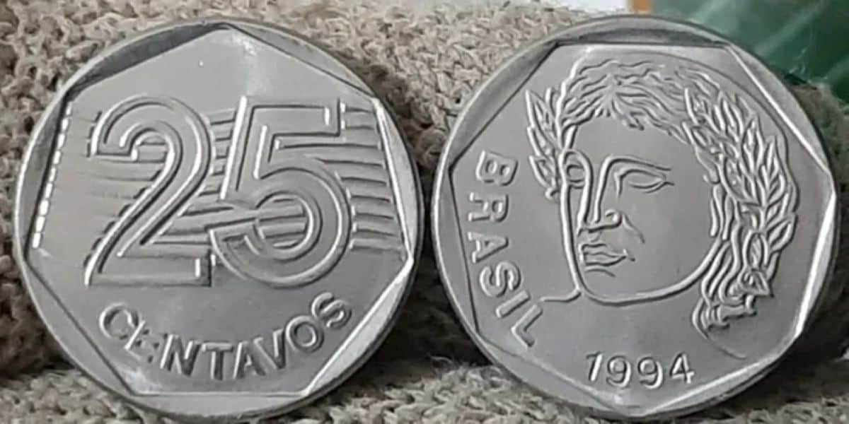 Moeda de 25 centavos de 1994 com design do lado do valor e a efígie de mulher, parte da família do Plano Real.