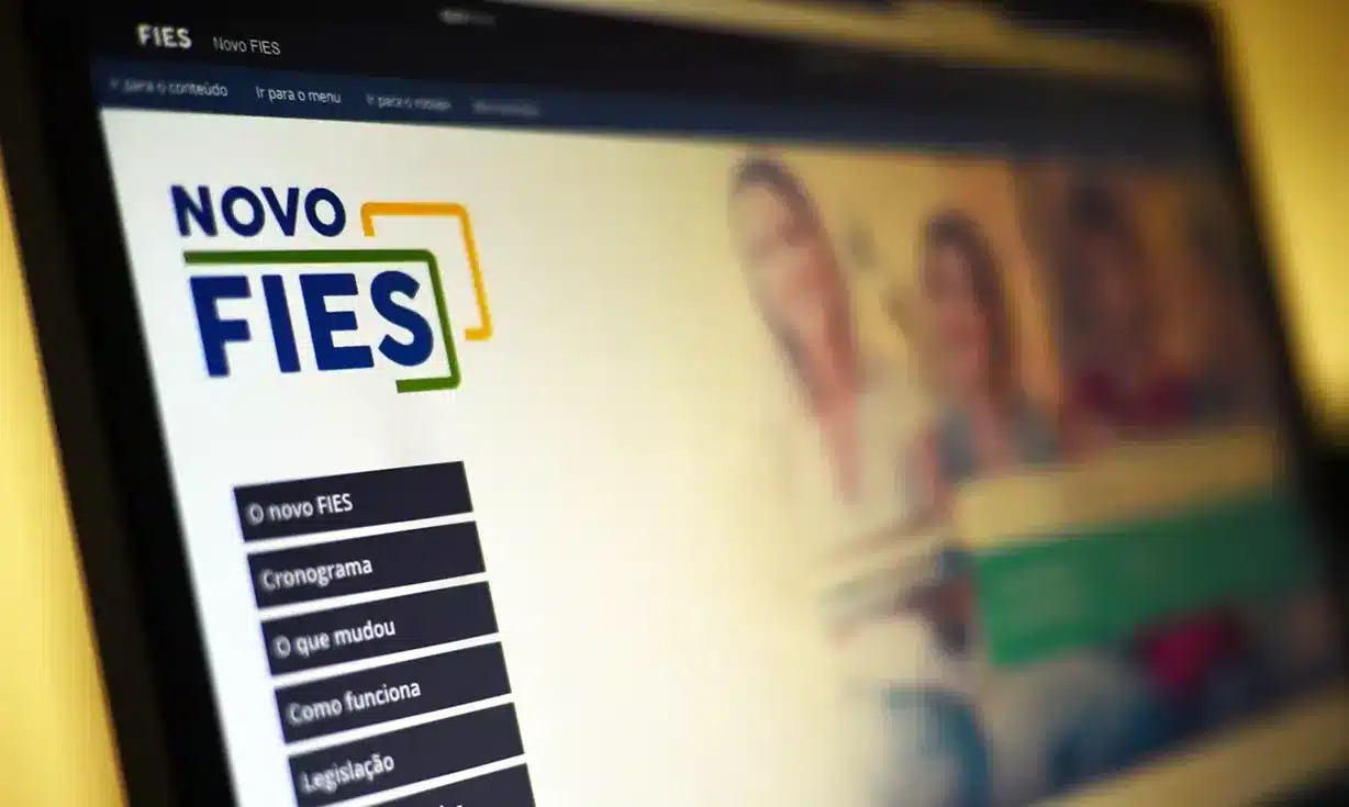 Novo FIES Imagem do site do FIES destacando o novo programa de financiamento estudantil.