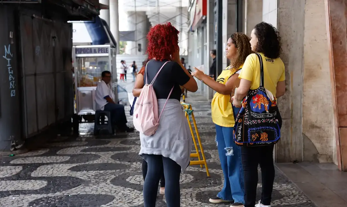 Divulgação do Pé-de-Meia Licenciaturas para futuros professores Estudantes recebem orientações sobre o Pé-de-Meia Licenciaturas em calçada movimentada