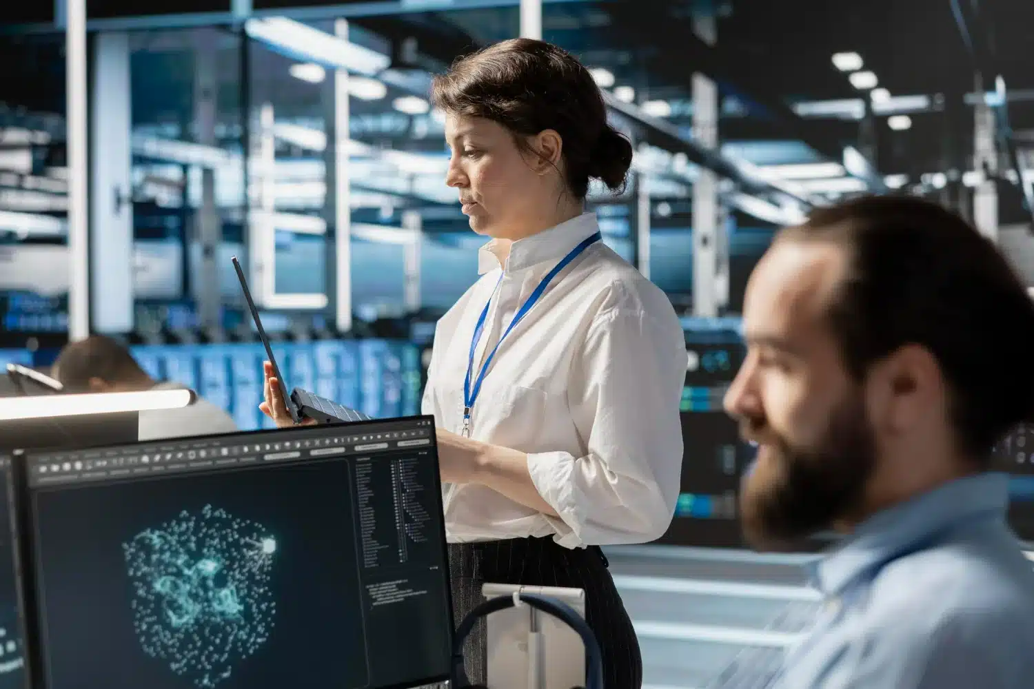 Flexibilidade e tecnologia no ambiente de trabalho com IA Profissionais de tecnologia em ambiente moderno, representando flexibilidade no trabalho com inteligência artificial.