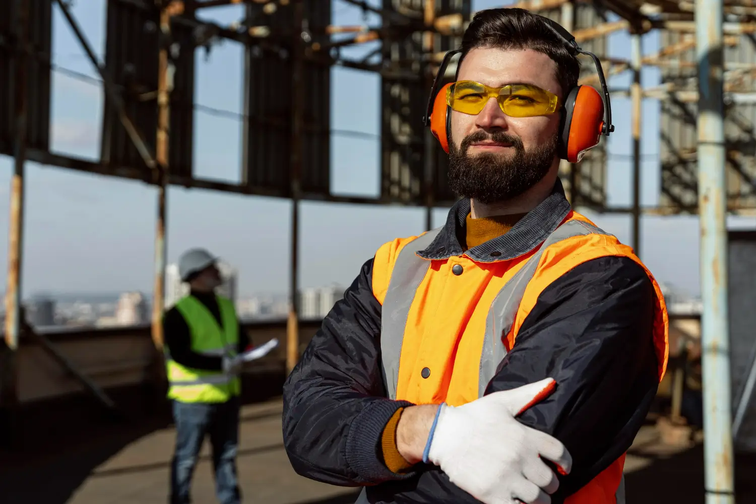 Profissional da Mineração em Ação - Segurança e Extração de Minerais. Profissional da mineração em ambiente de trabalho, usando equipamento de segurança e visualizando o cenário de extração de minerais.