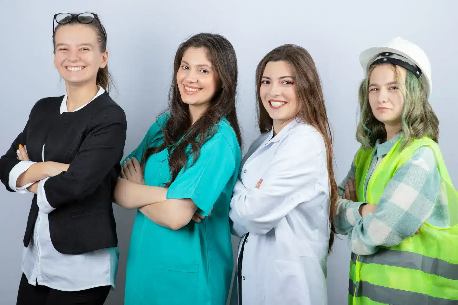 Mulheres de diferentes profissões sorrindo e com roupas de trabalho, representando a diversidade no mercado de trabalho.