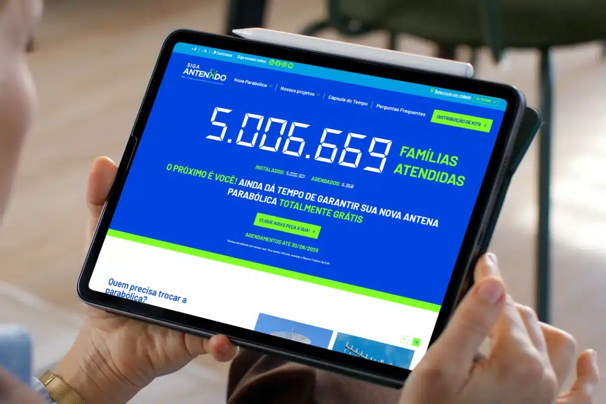 Instalação antena gratuita Pessoa visualizando o site Siga Antenado com informações sobre o programa de instalação gratuita de antenas parabólicas digitais.