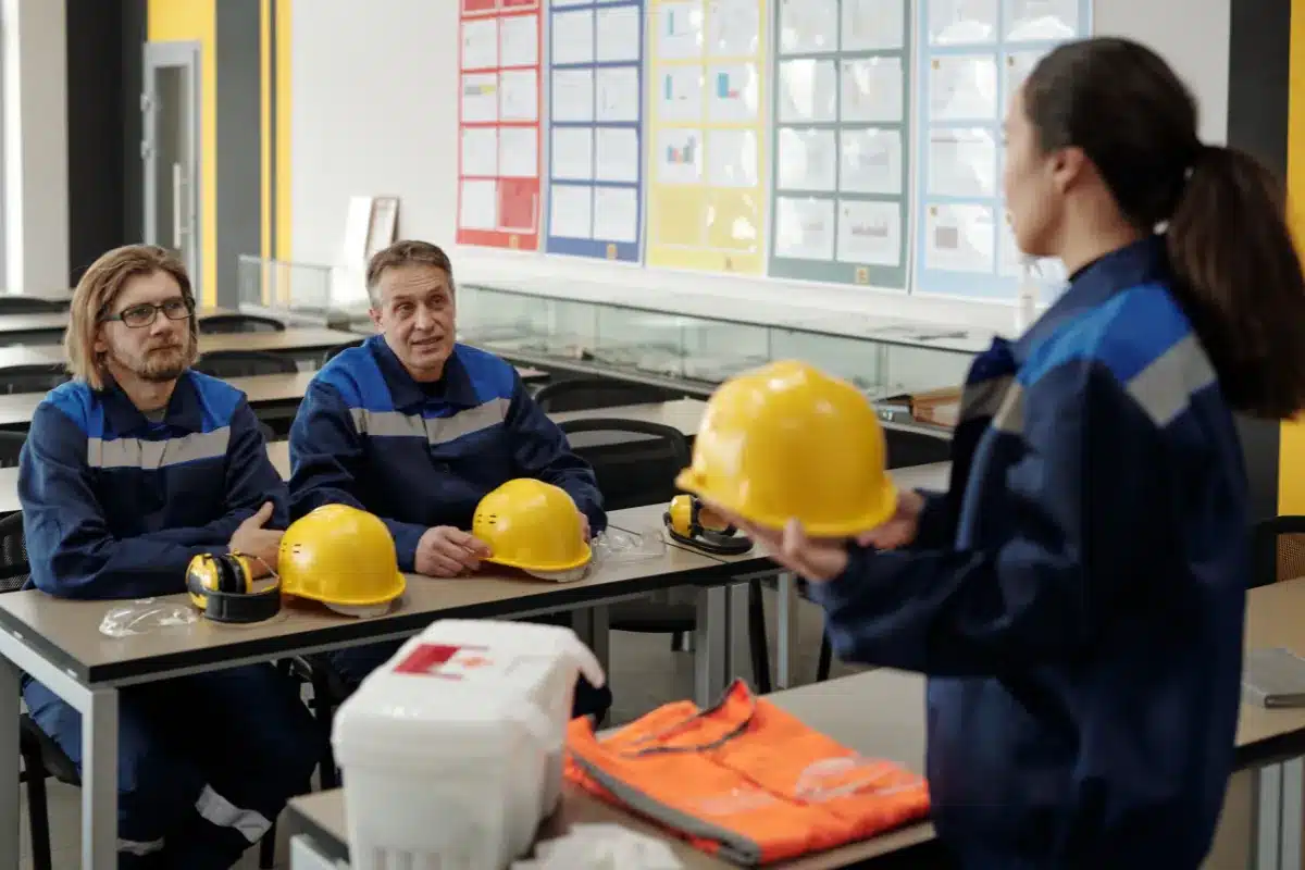 Segurança do trabalho Instrutora apresenta equipamentos de segurança para trabalhadores
