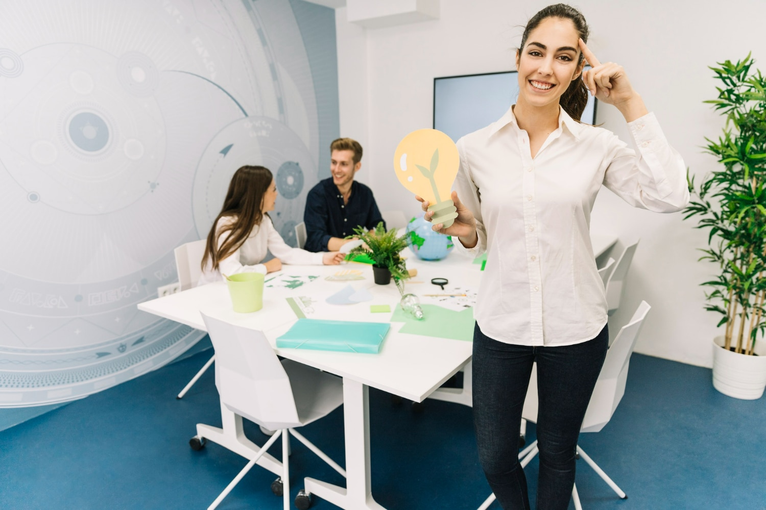 Jovem mulher segurando uma lâmpada em formato de planta, representando inovação e criatividade no ambiente de trabalho.