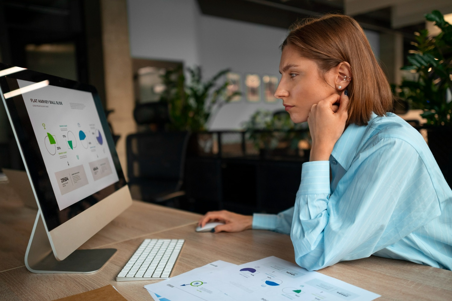 Mulher analisando gráficos no computador, refletindo sobre o impacto da IA no mercado de trabalho.