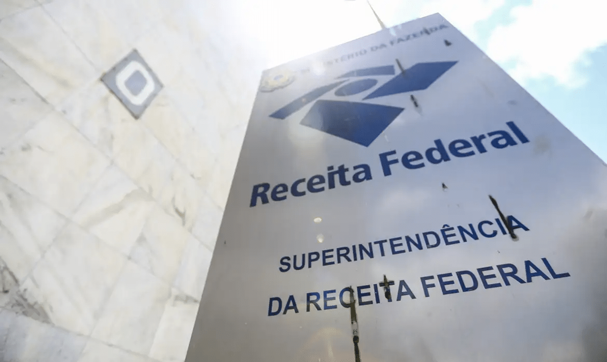 Placa da Receita Federal na fachada do prédio, destacando o órgão.
