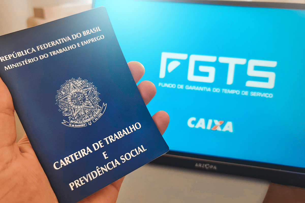Pessoa segurando a carteira de trabalho com a logo do FGTS ao fundo, representando o lucro do FGTS.