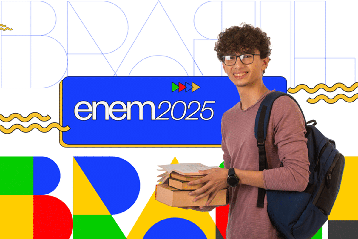 Jovem sorridente com livros na mão, com o logo do ENEM 2025 ao fundo, representando a preparação para a prova.