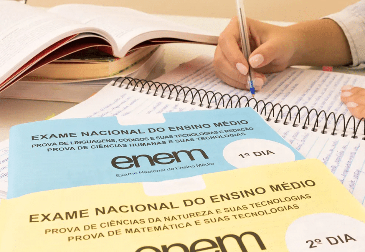 Material de estudo para a prova do Enem, com destaque para as provas de Linguagens e Ciências Humanas, e com a presença de anotações no caderno.