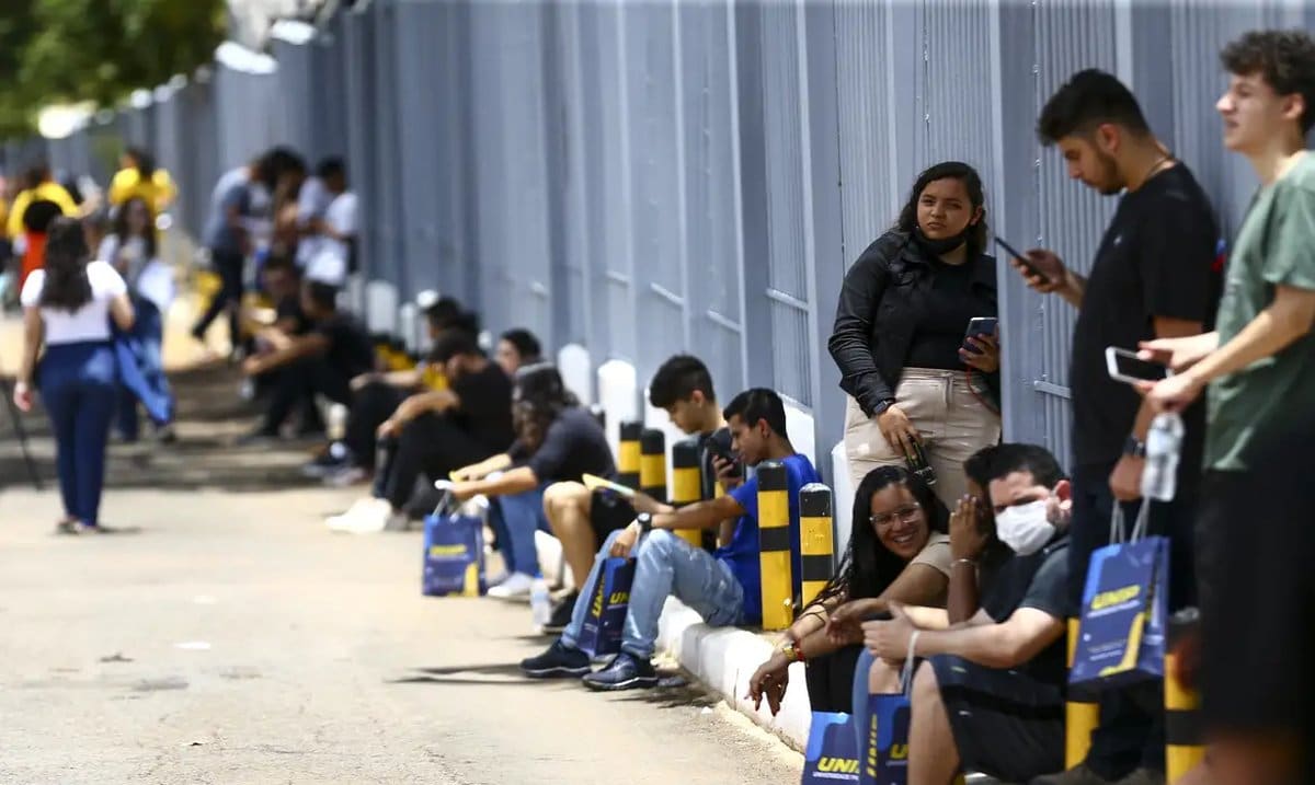 Estudantes aguardam entrada para o local de prova do Enem.