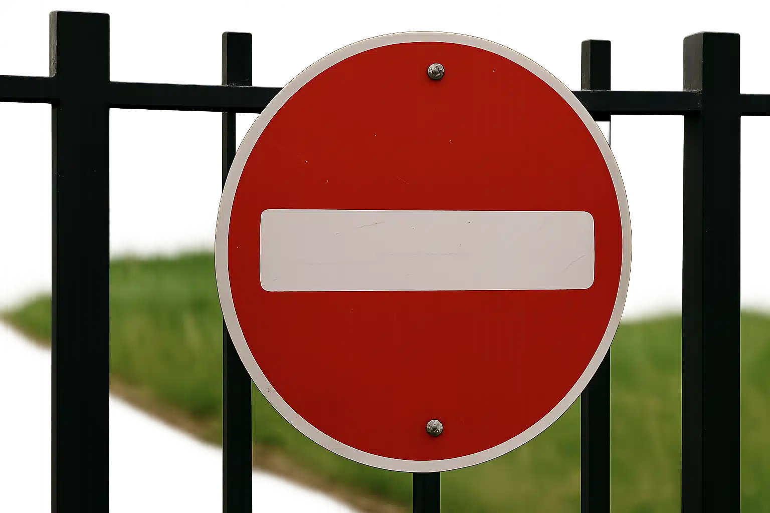 Placa de sentido proibido em via pública.
