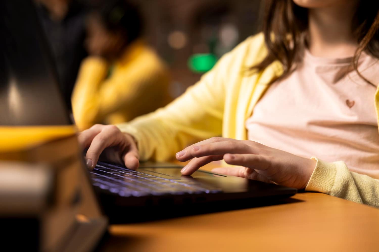 Pessoa digitando em laptop, representando o estudo para concursos públicos na área de informática.