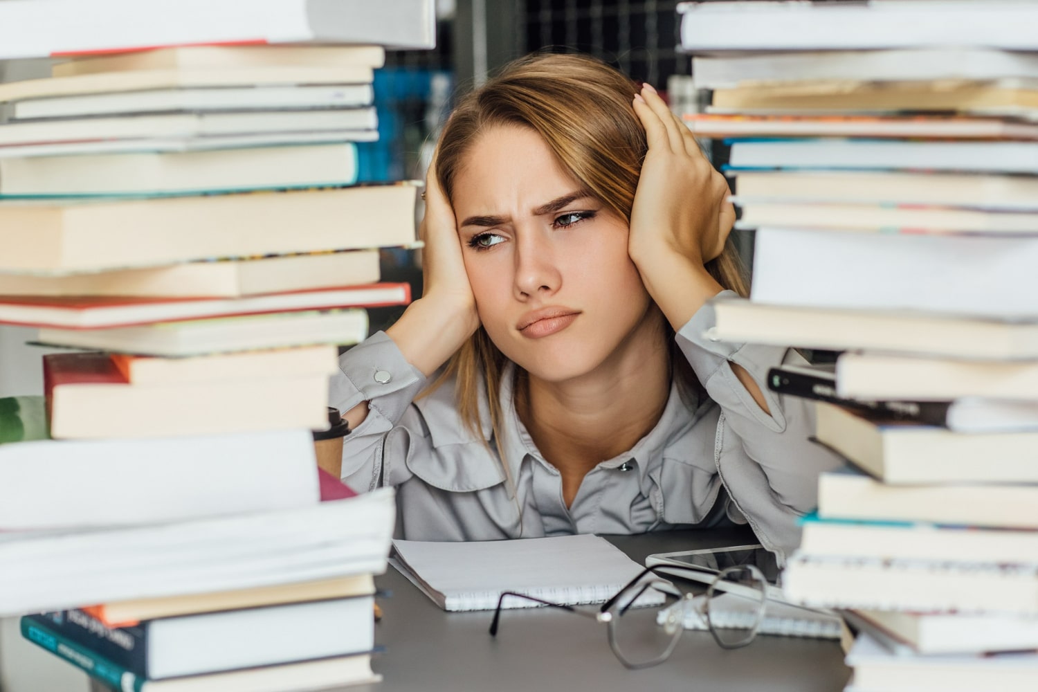 Estresse nos estudos: como lidar com excesso de livros.